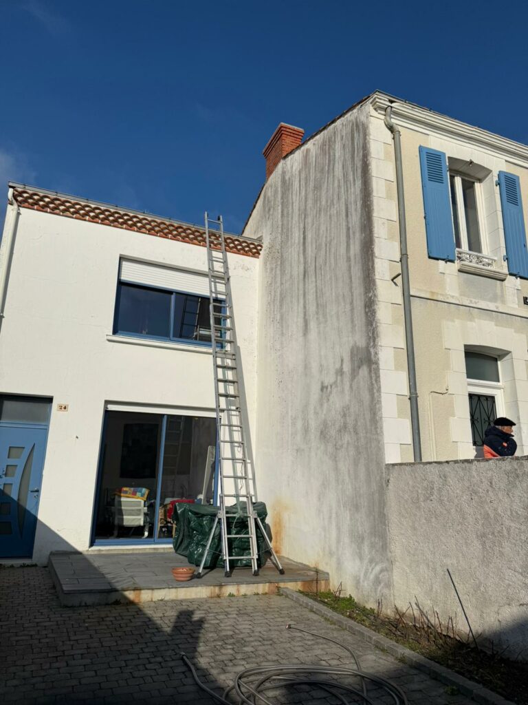 Intervention échelle — cour arrière — Les Artisans Couvreurs Val-de-Marne