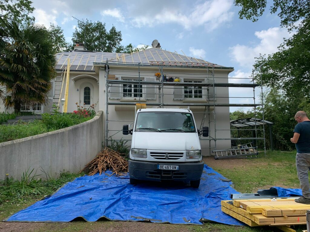 Chantier toiture — vue extérieure maison — Les Artisans Couvreurs Val-de-Marne